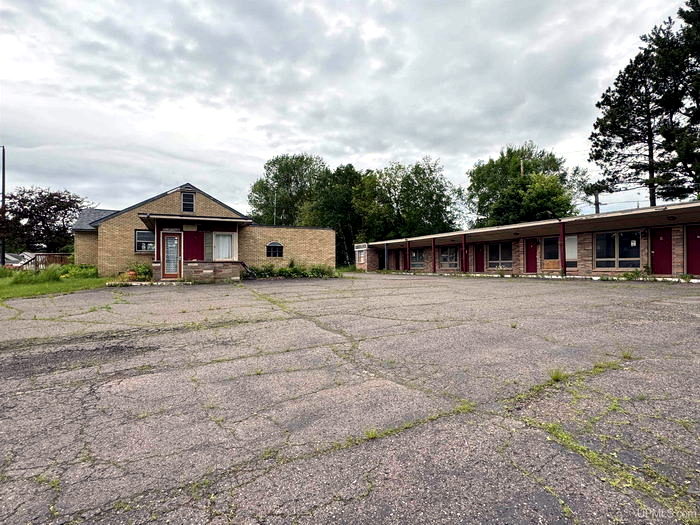 Crestview Motel (Crest View Motel) - Real Estate Listing Photo (newer photo)